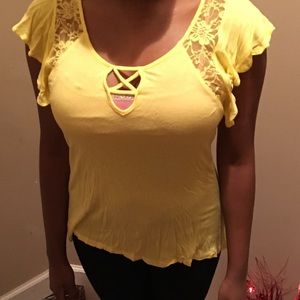 Yellow top w/ ruffled sleeves & keyhole neckline.